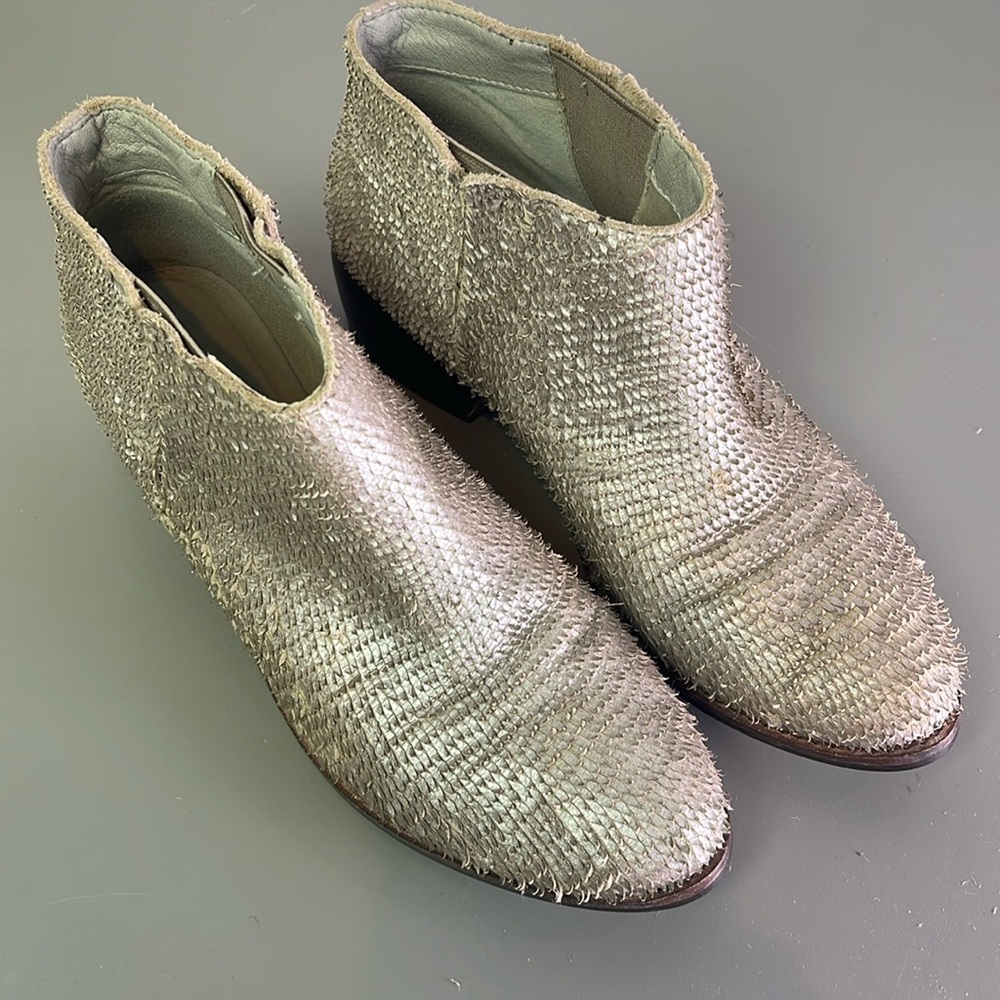 MATISSE BROOKE CHELSEA SILVER BOOTIE TEXTURED 6.5